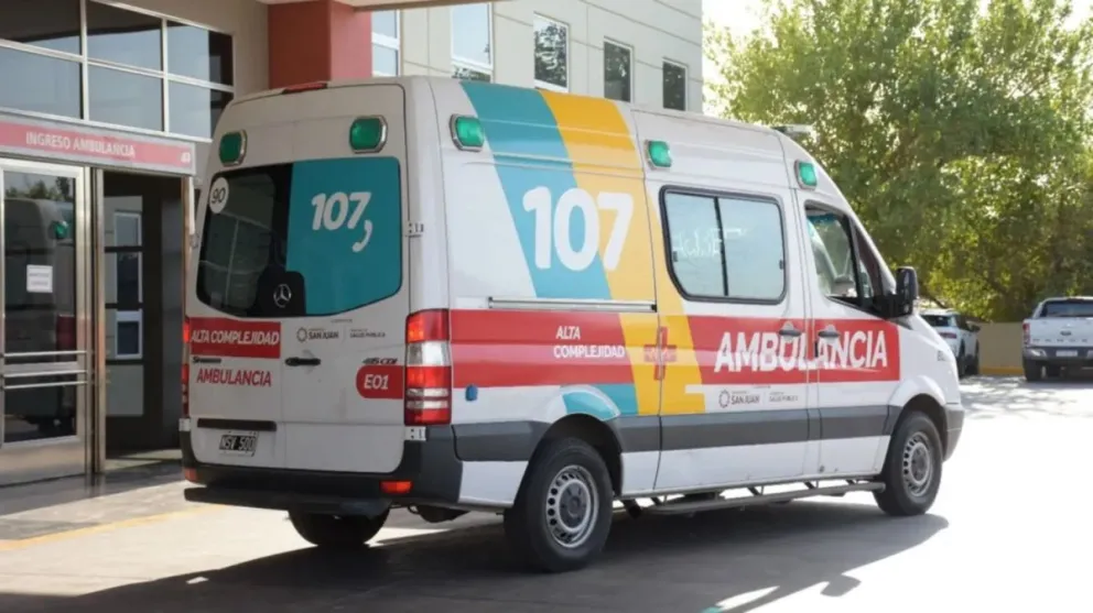 Un hombre perdió el control de su camioneta, chocó contra un árbol y quedó muy grave