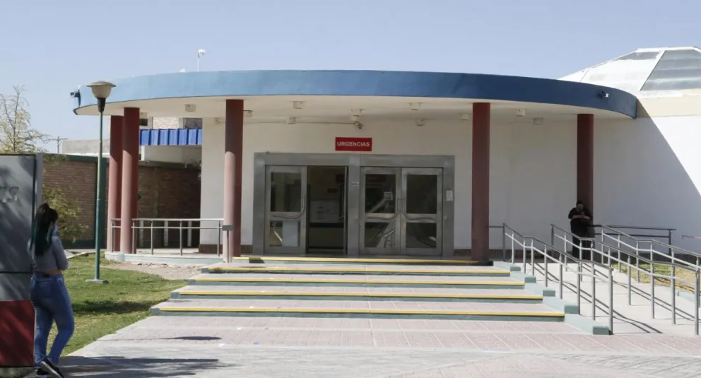 Un auto impactó contra un colectivo y dejó un hombre herido