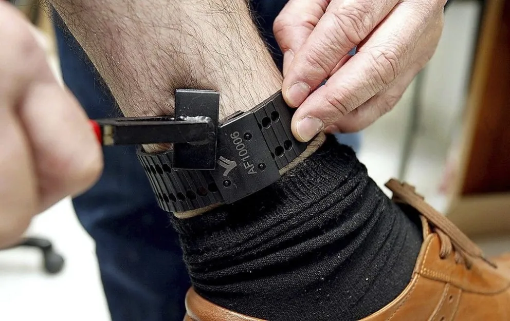 Rompió una pulsera eléctronica, quiso escapar de su domicilio y lo vio la policía