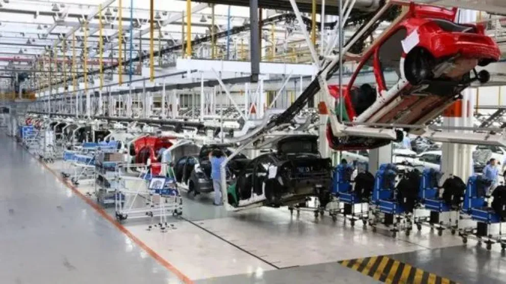 Caída histórica en la actividad industrial  Argentina