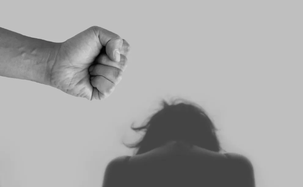 Un violento agredió a su pareja y no se detuvo ni con la intervención de su propia madre
