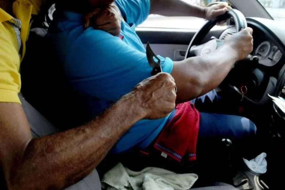 Tres jóvenes delincuentes desvalijaron a un chofer de taxi