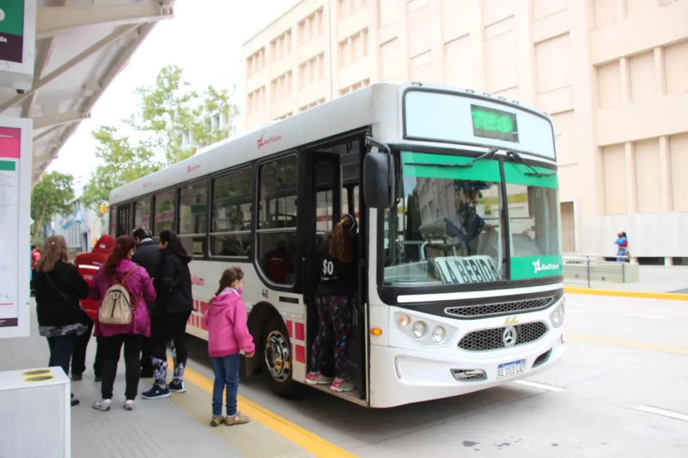 Intentó robar en un colectivo y los pasajeros lo detuvieron 
