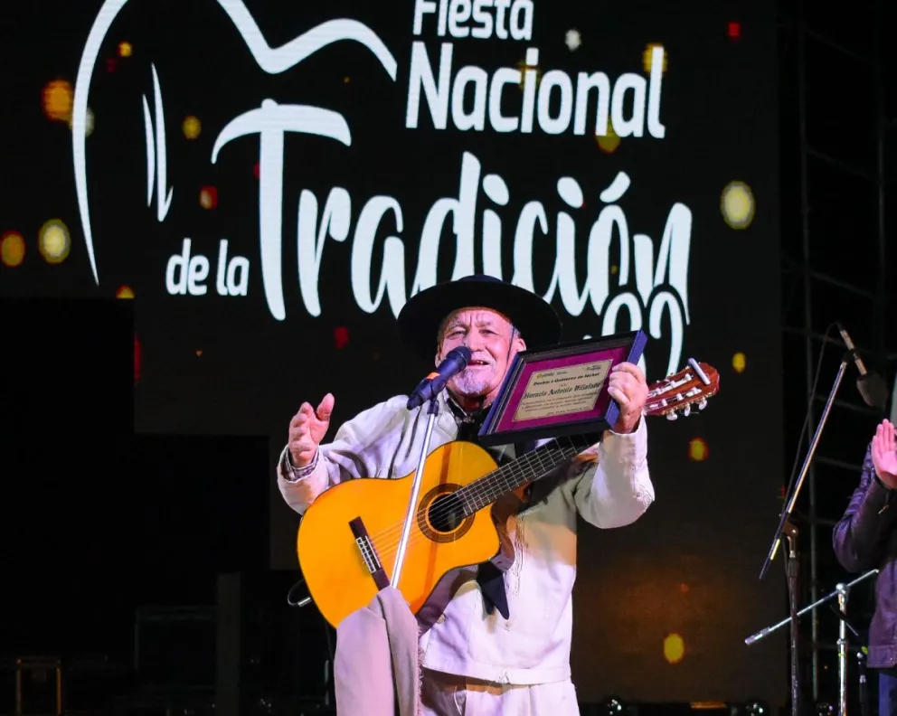Piden cadenas de oración por la salud de un reconocido cantante jachallero