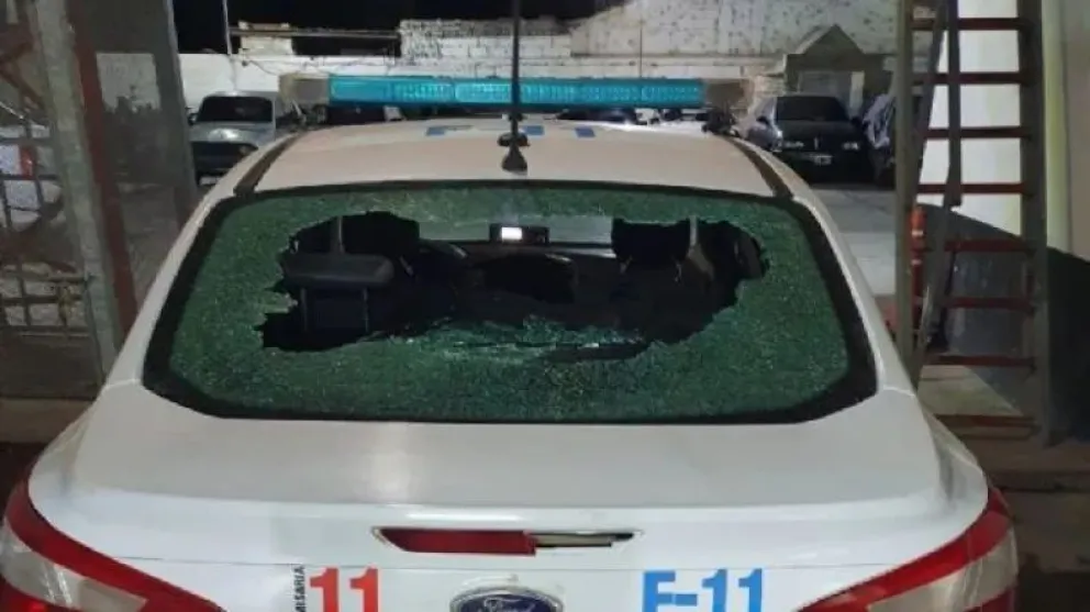 Detienen a un hombre por robar una batería y tirarle piedras a un patrullero