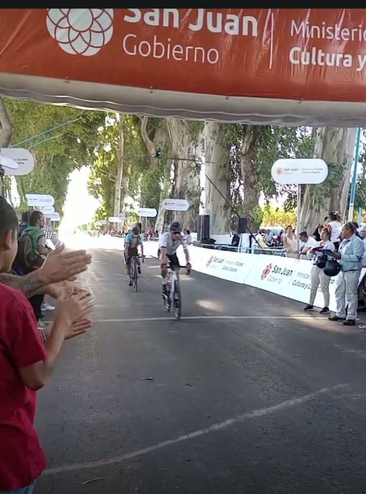 Tivani ganó la etapa y el "Roly" Navarrete se consagró bicampeón del Giro del Sol 