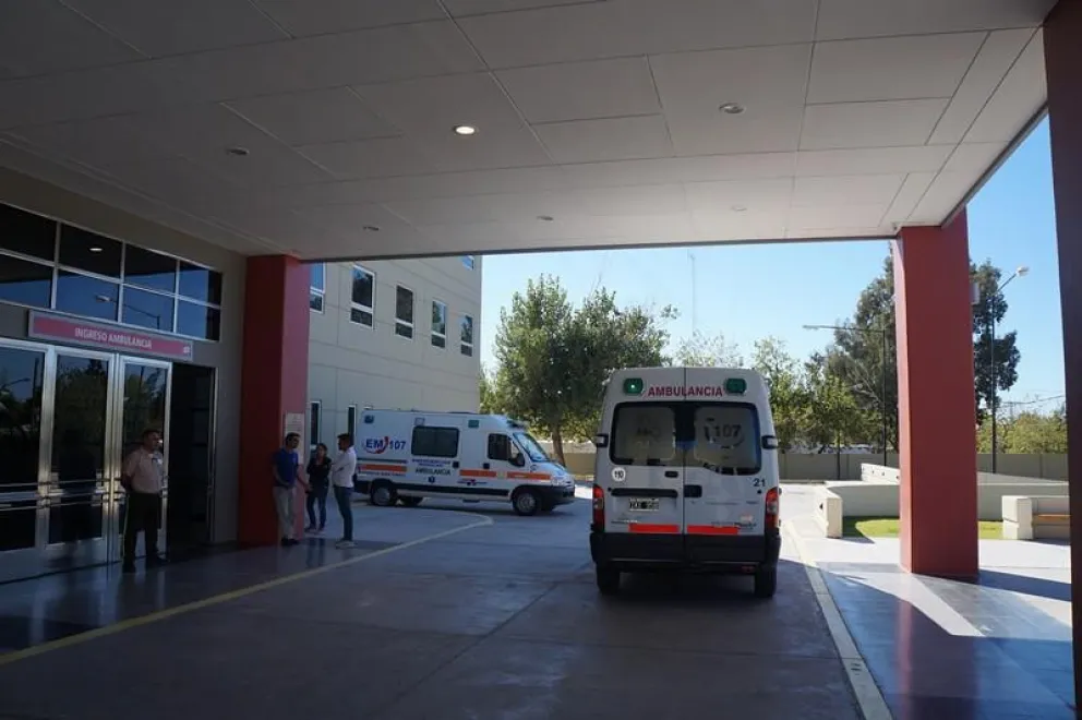 Una motociclista terminó hospitalizada, tras enredarse con un cable
