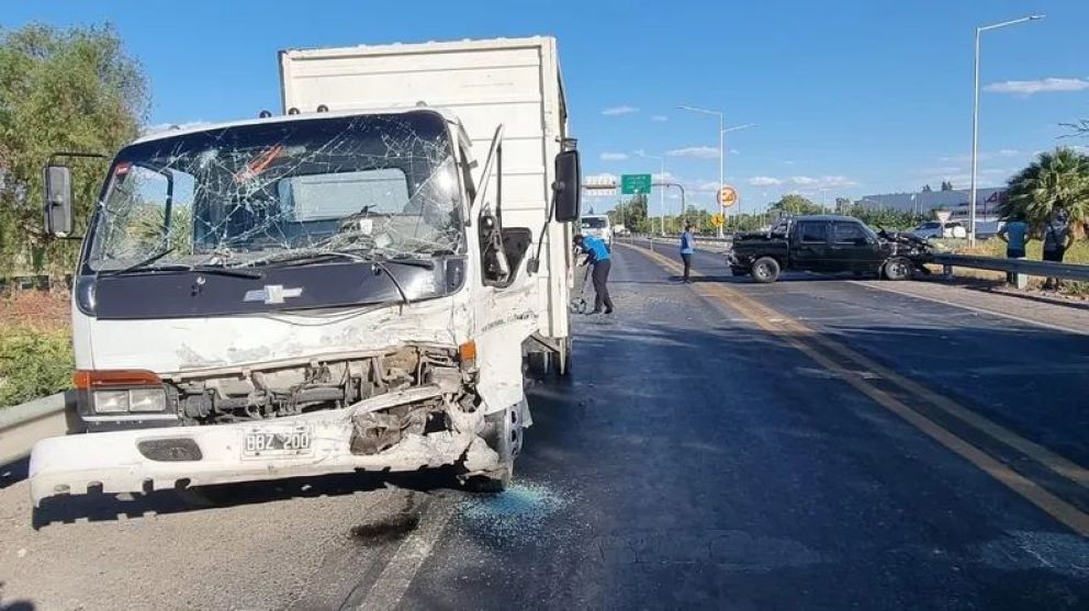 Violento choque entre un camión y una camioneta en Ruta 20