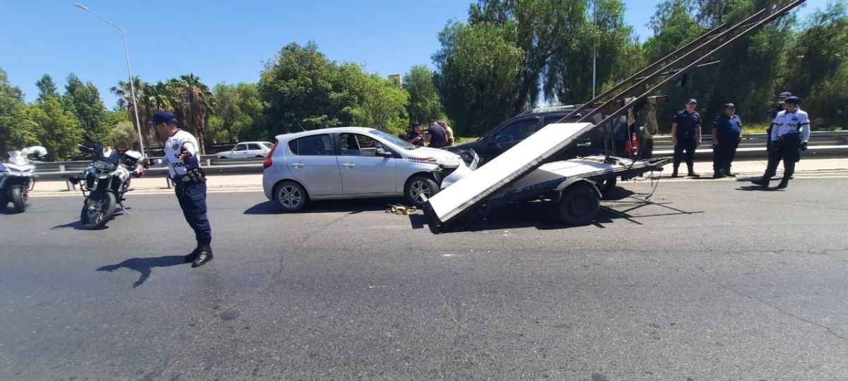 Siniestro vial: una camioneta y un auto chocaron en Avenida Circunvalación