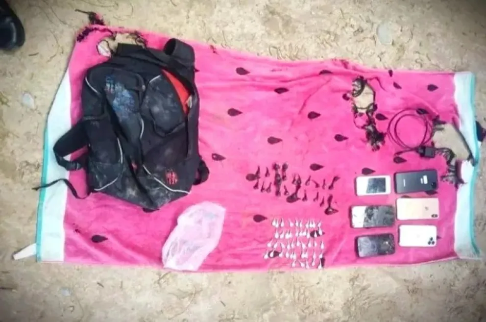 La policía secuestró cocaína y celulares en un allanamiento en la Villa Lourdes