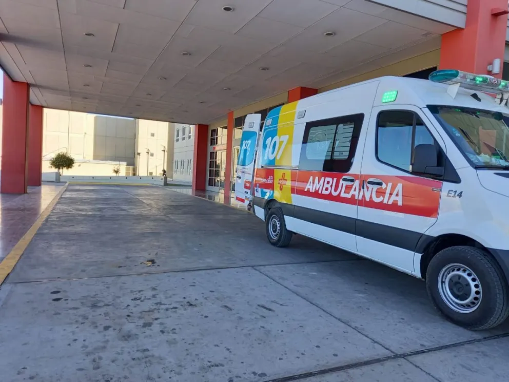 Iban en moto, un perro se les cruzó y terminaron en el hospital 