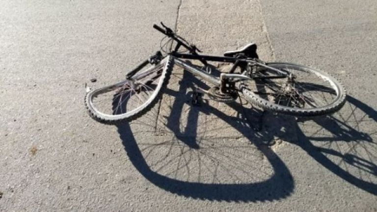 Un ciclista quedó en estado crítico tras chocar contra un acoplado