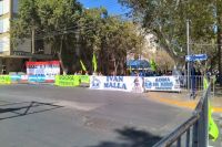 Integrantes de sindicatos y organizaciones sociales, llegan a la Plaza 25, para manifestarse contra las medidas del gobierno de Milei 