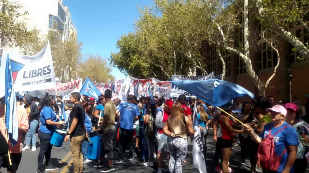 Así se vive el paro de la CGT en San Juan, entre banderas y manifestantes 