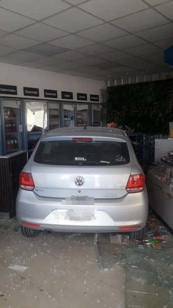 Un auto perdió el control y se incrustó en una conocida YPF 