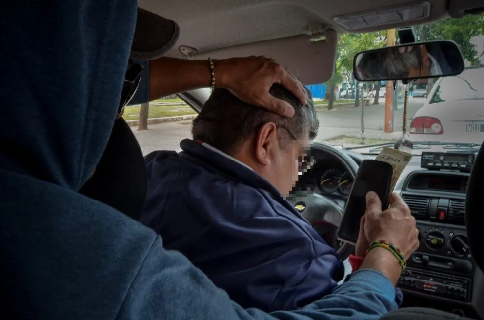 Una pareja asaltó a un taxista y le robaron sus elementos de trabajo