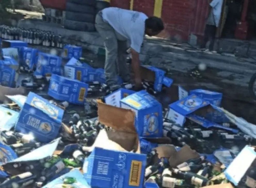 ¡No te lo puedo creer!: un camión perdió 30 cajas de fernet en Circunvalación