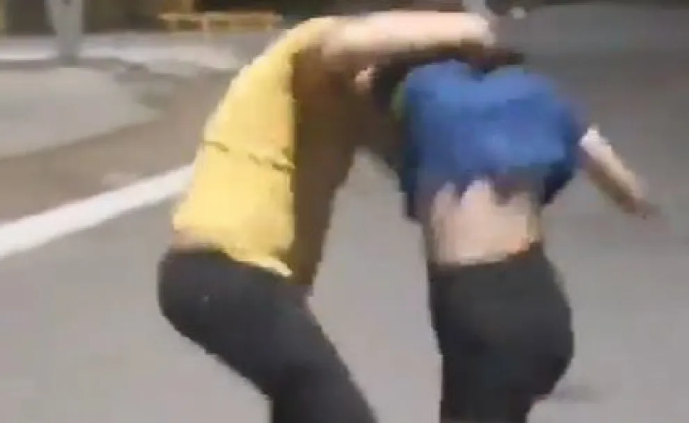 Dos sanjuaninas a las piñas en la calle