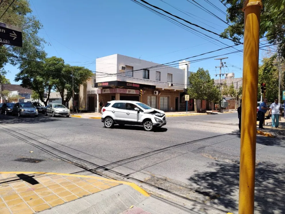 Siniestro vial: dos camionetas chocaron, una se pasó el semáforo en rojo 