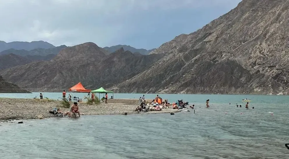 Habilitaron un sector del Dique Punta Negra para bañarse: todo lo que hay que saber para disfrutarlo
