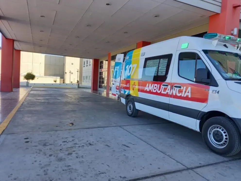 Fuerte choque entre un auto y una moto, deja una persona herida