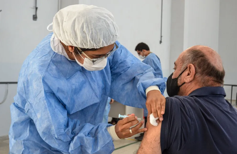 Denuncian que otra vacuna contra el Covid-19 también genera consecuencias casi mortales