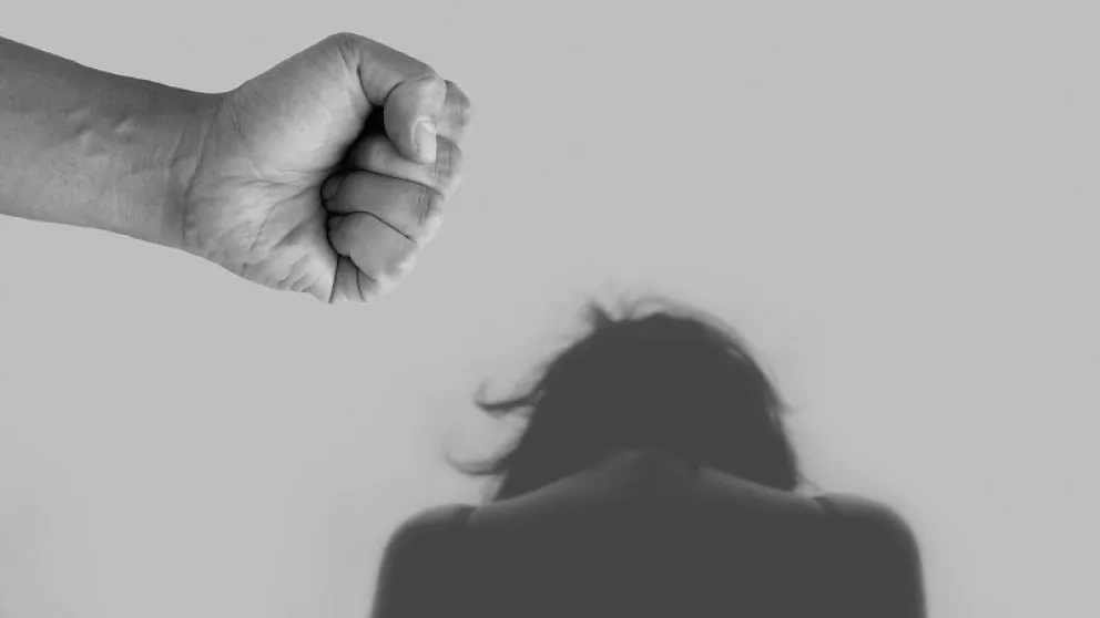 Golpeó a su mujer con una maza en la cabeza y luego intentó suicidarse