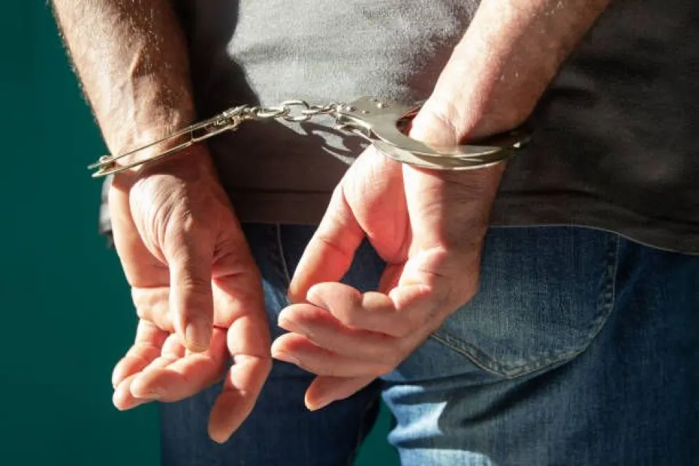 Le arrebató la cartera a una mujer y terminó detenido a los pocos metros 