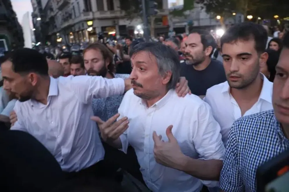 Diputados kirchneristas y de izquierda salieron a la calle en pleno debate  