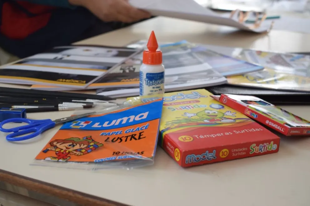 Los kits escolares se entregarán con más útiles, pero sin guardapolvos 