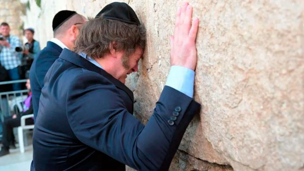 Entre lágrimas Milei oró en el Muro de los Lamentos
