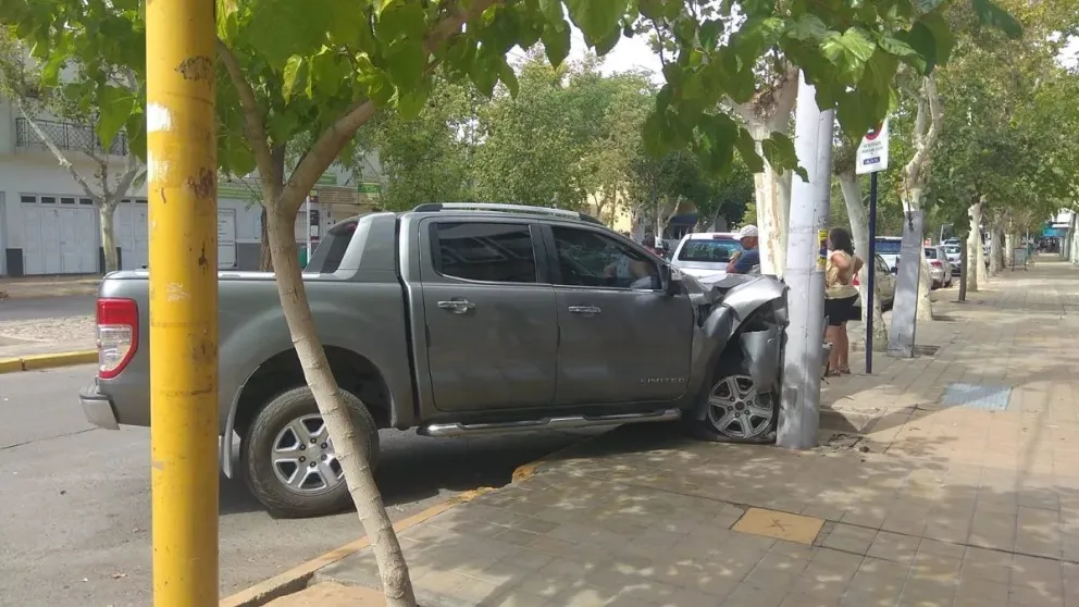 En una maniobra evasiva una camioneta chocó contra un árbol y un pilar de luz tras pasar el semáforo en amarillo