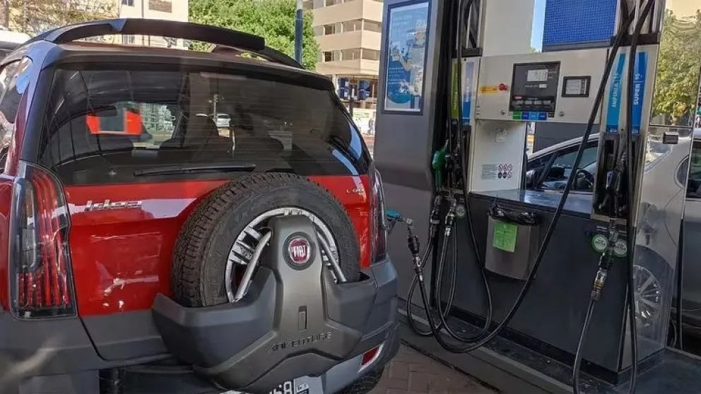 Petroleras moderarán las subas de los combustibles a pedido del gobierno