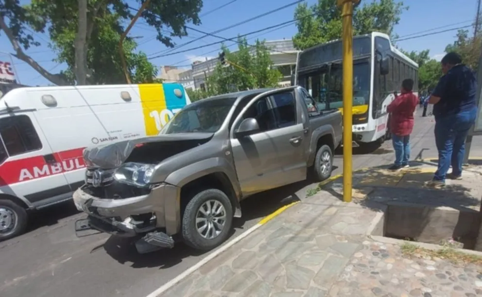 Un colectivo colisionó contra una camioneta 