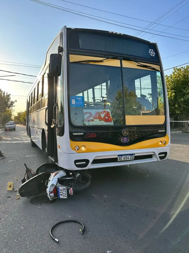 Se dio a conocer la identidad de la mujer que chocó contra un colectivo