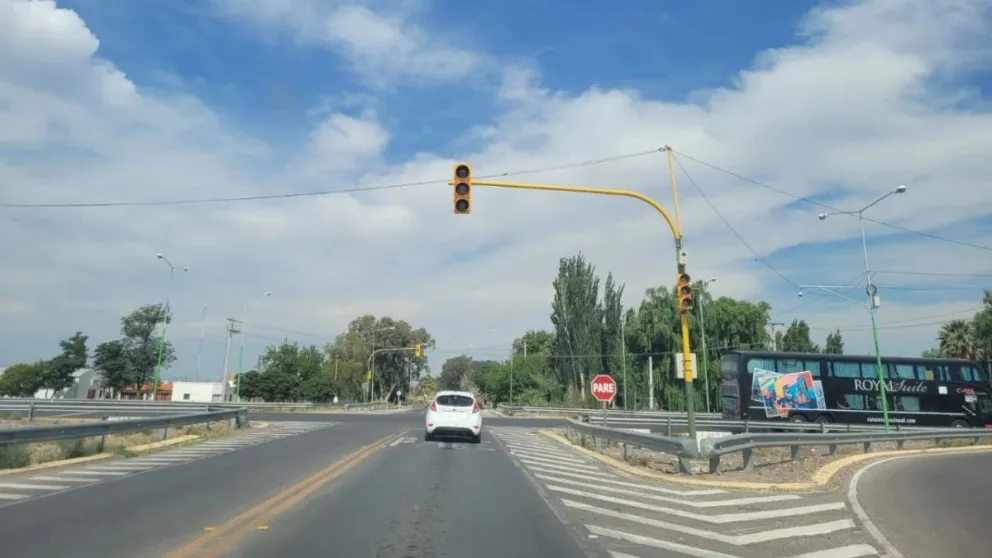 Un camión tiró uno de los semáforos de Ruta 40 y calle 11