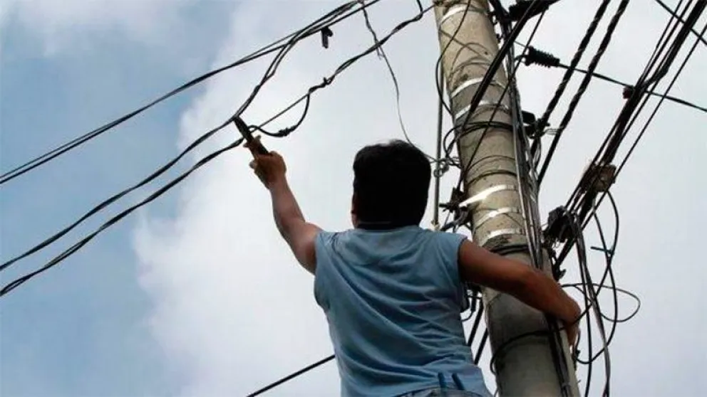  Derechito al penal por colgarse de la luz
