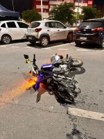 Muerte en Capital: iba en moto, perdió el control impactando contra un cordón y murió