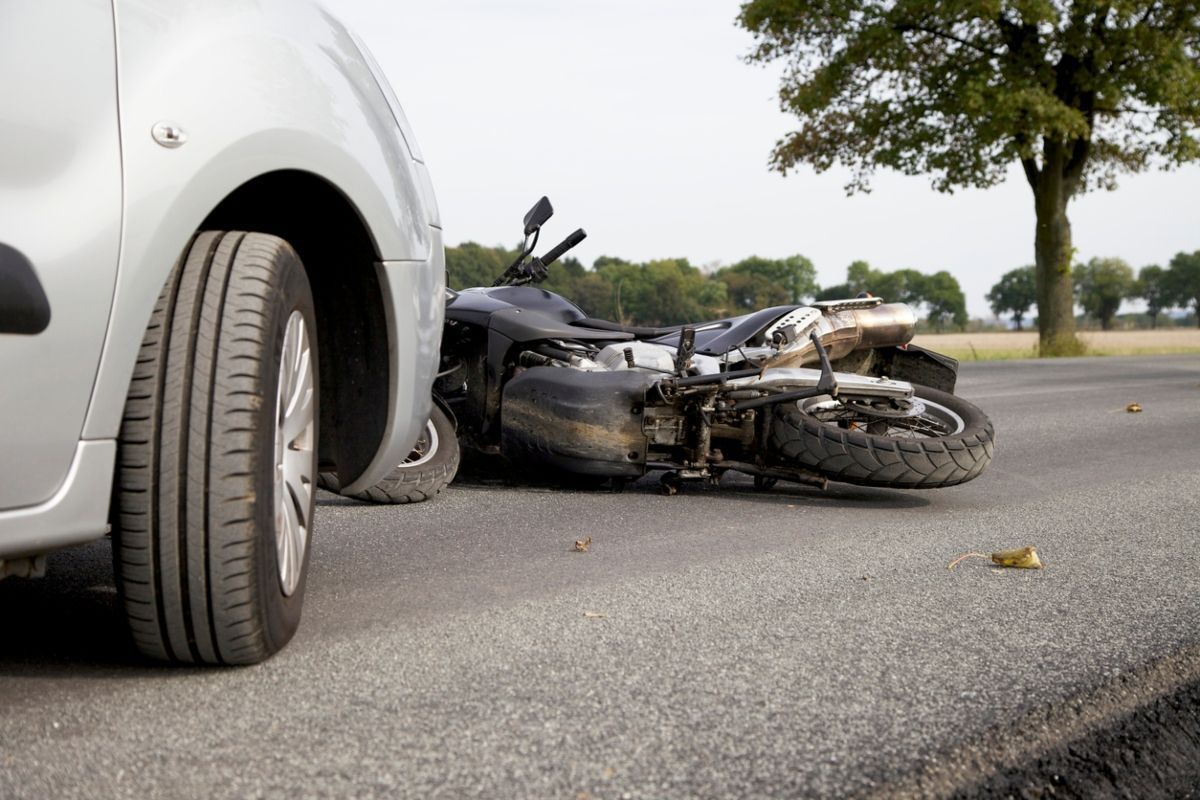 Un choque entre un remis y una moto dejaron a un hombre en grave estado