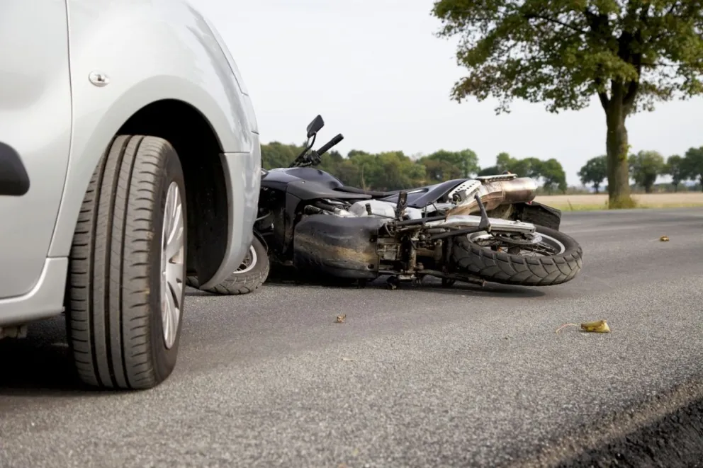 Un choque entre un remis y una moto dejaron a un hombre en grave estado