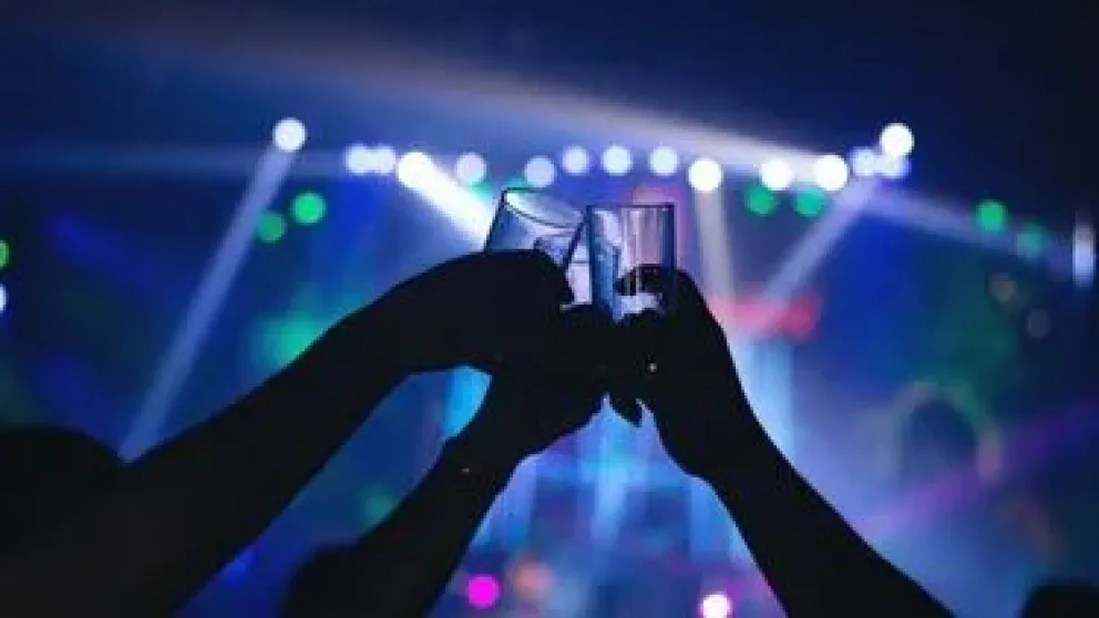 Cumpleaños "raro": vendía entradas por redes sociales y había que comprar la bebida