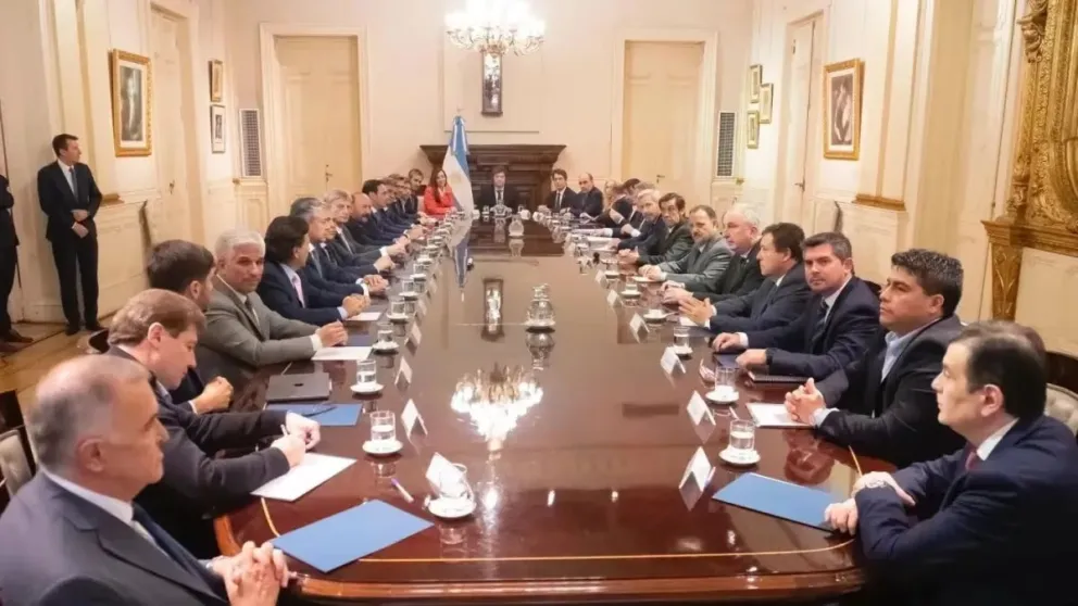 Los gobernadores evalúan rechazar el mega DNU de Milei 