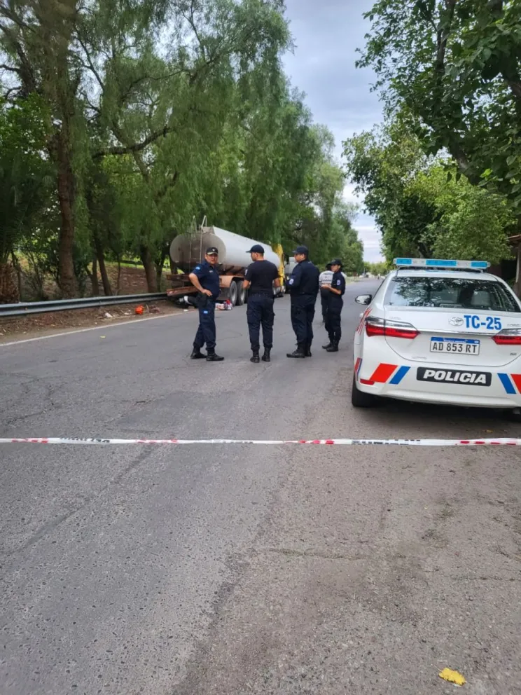 Un motociclista chocó con un camión y falleció en plena Circunvalación 