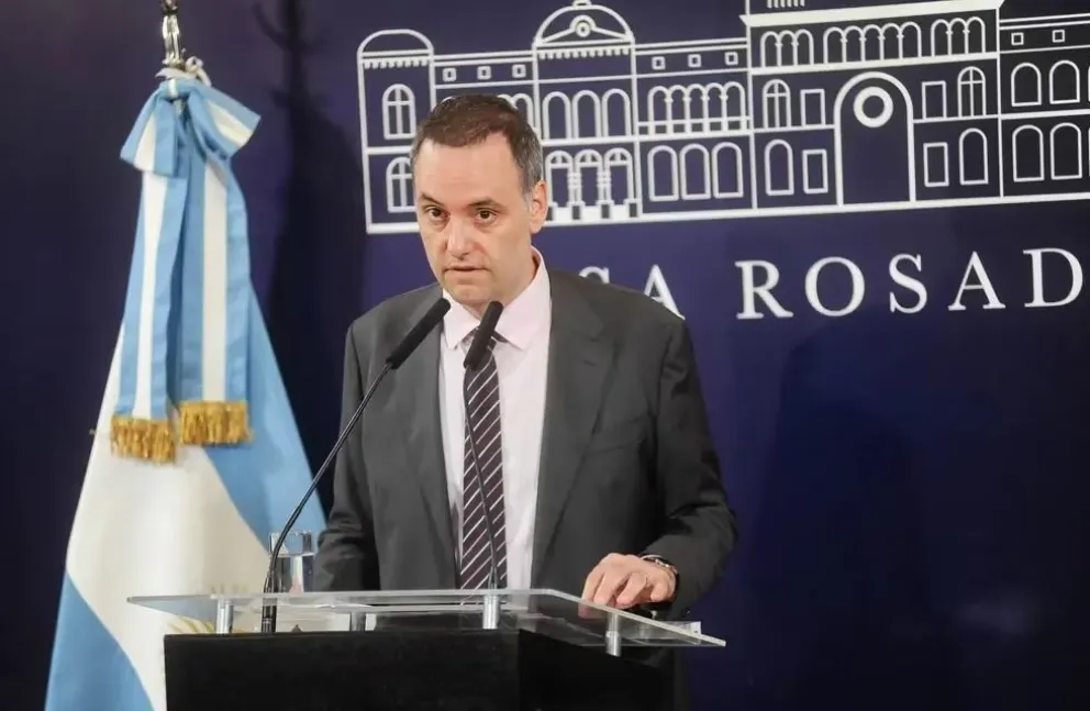 Adorni saludó irónicamente a Cristina Fernández por su cumpleaños 