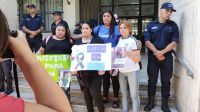 Familiares y amigos de Yanina Pérez llegaron a la puerta de Tribunales para pedir justicia