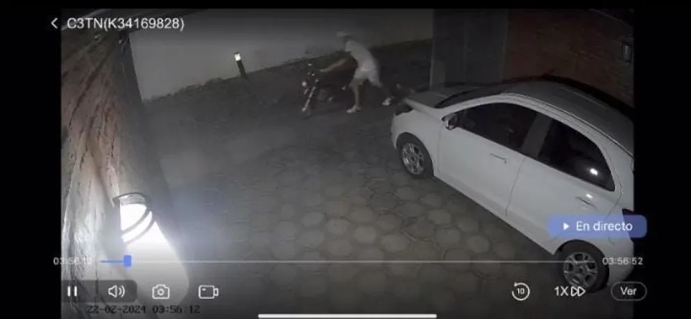 En unos minutos, un delincuente robó una moto en Capital