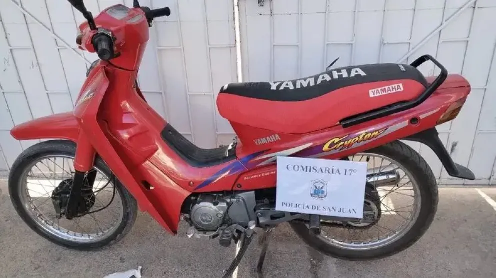 Detienen a dos hombres tras robar una moto en un barrio de Chimbas