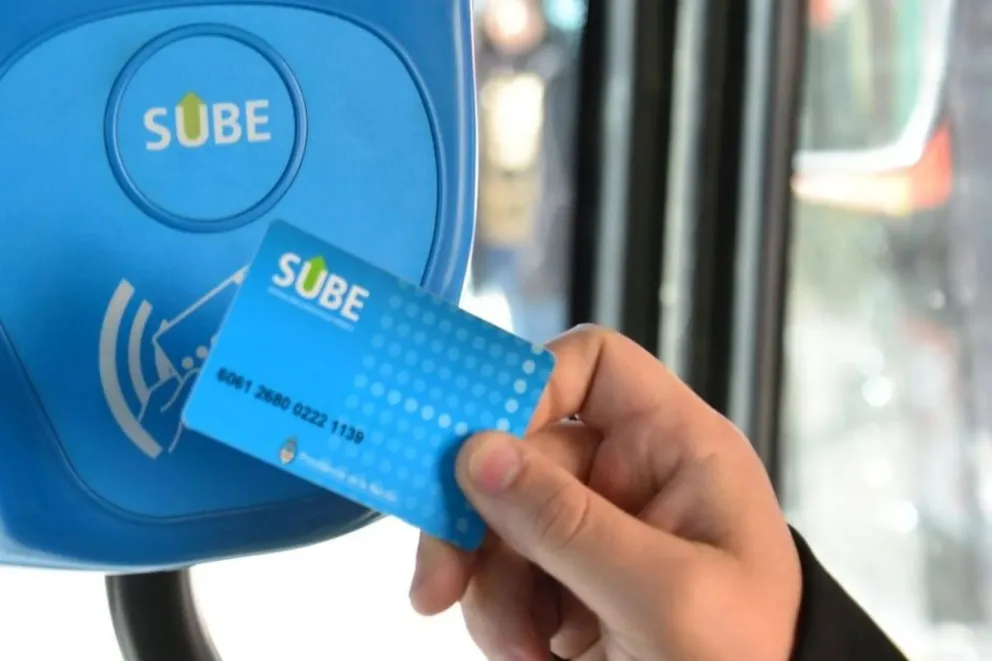 El Gobierno busca que el transporte público se pague con tarjeta de crédito, débito y QR