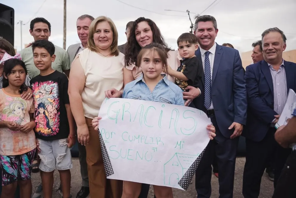 El gobernador entregó 57 viviendas en San Martín