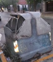Vandalismo en Capital: quemaron dos contenedores de basura